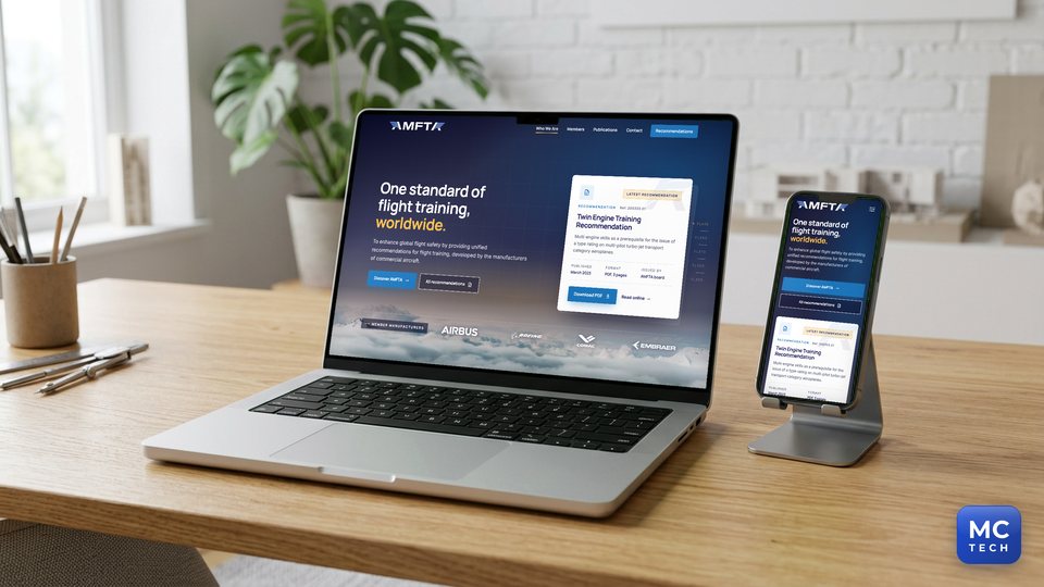 Site de l'AMFTA affiché sur un ordinateur portable et un téléphone posés sur un bureau